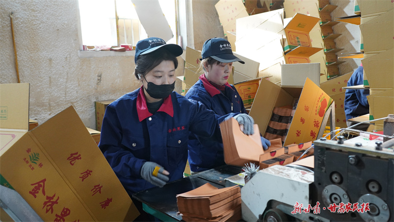 工人在末端包裝