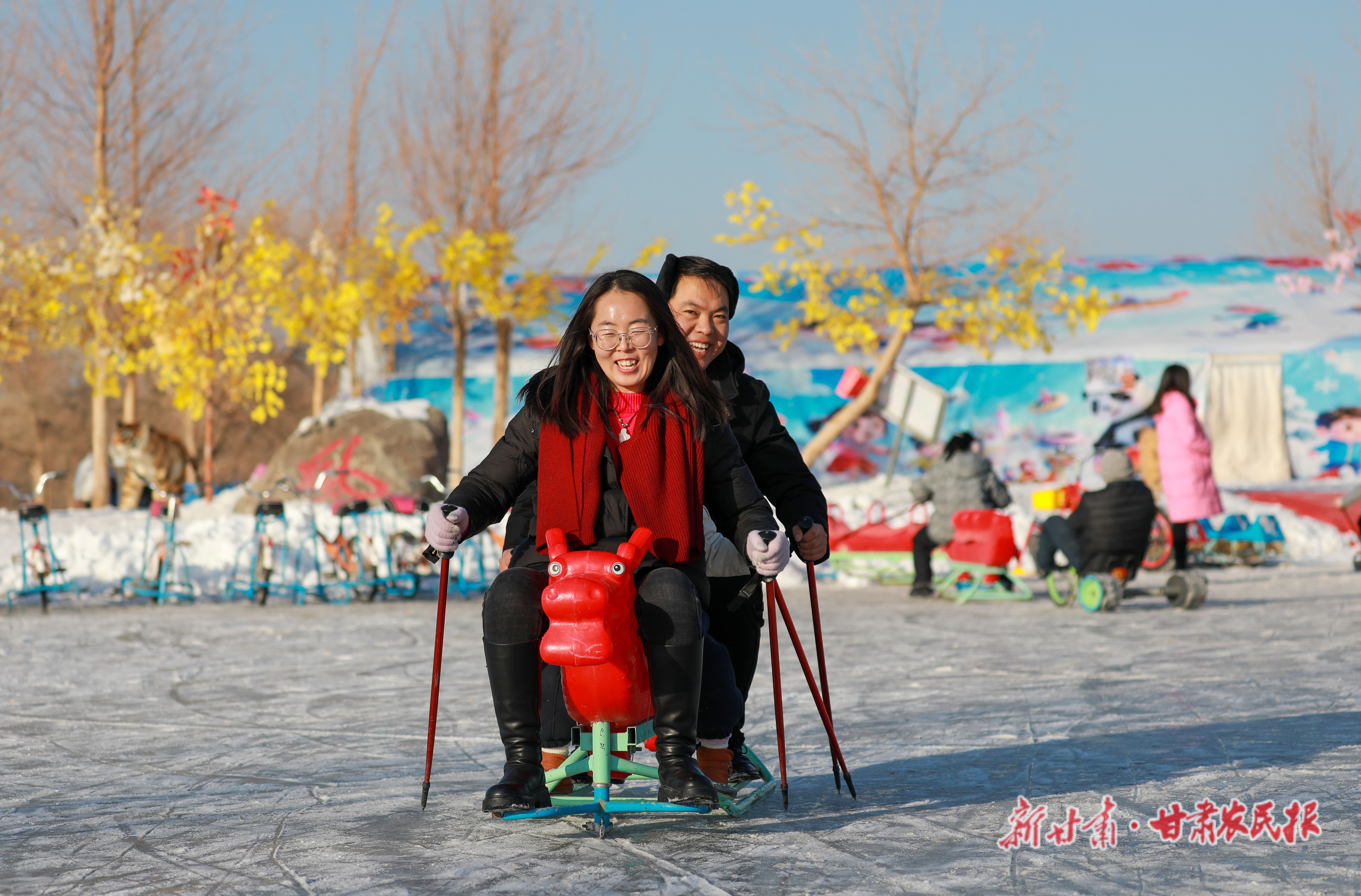 1.游客正在體驗(yàn)冰上樂(lè)趣