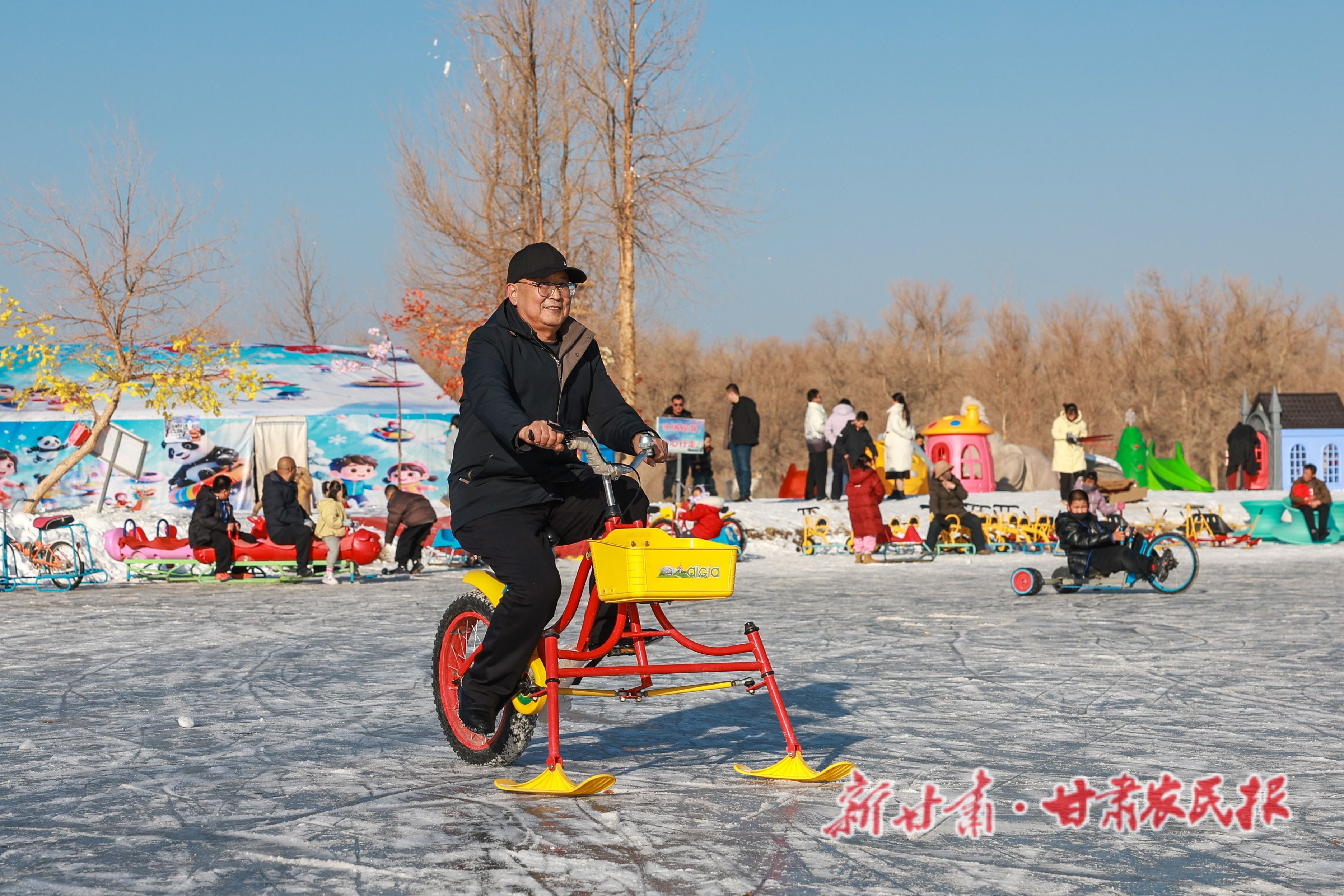 4.各類冰雪項(xiàng)目前游人絡(luò)繹不絕